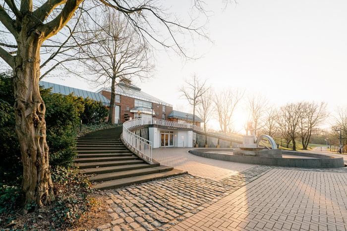Haus Deichgraf in Düsseldorf’s Südpark, reached via the curved ramp and the open staircase