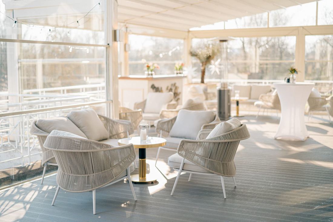 Stehtische und Loungemöbel im Wintergarten des Deichgraf, vorbereitet für einen Sektempfang